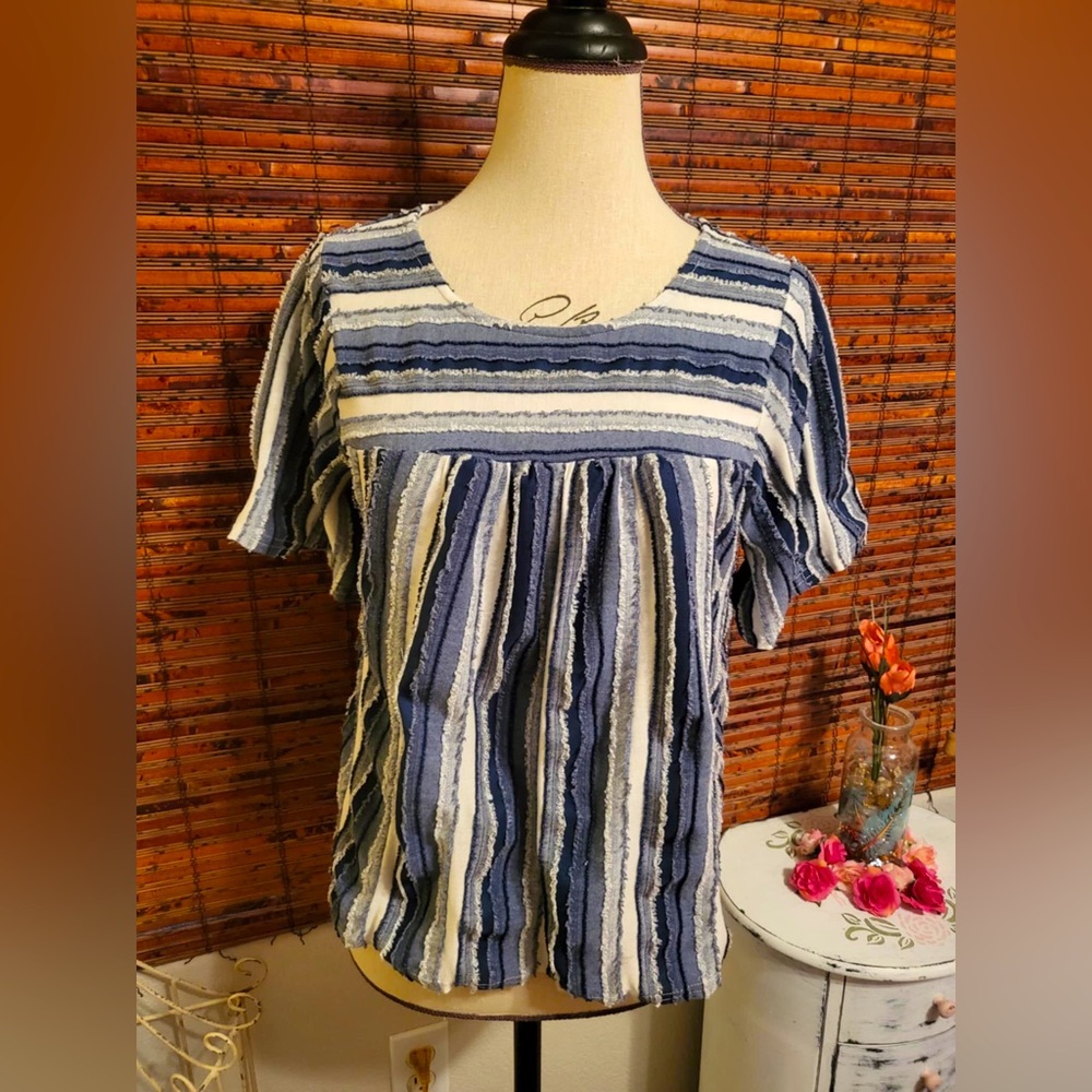 👚5for$15!🕶️ Emberley top.